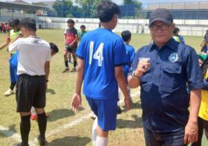 Ketua Umum Askot PSSI Depok usai babak final Piala Soeratin U-15 di Stadion Merpati Depok, Sabtu (14/9/2024). Foto Supartono JW